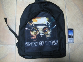 System of a Down ruksak čierny, 100% polyester. Rozmery: Výška 42 cm, šírka 34 cm, hĺbka až 22 cm pri plnom obsahu